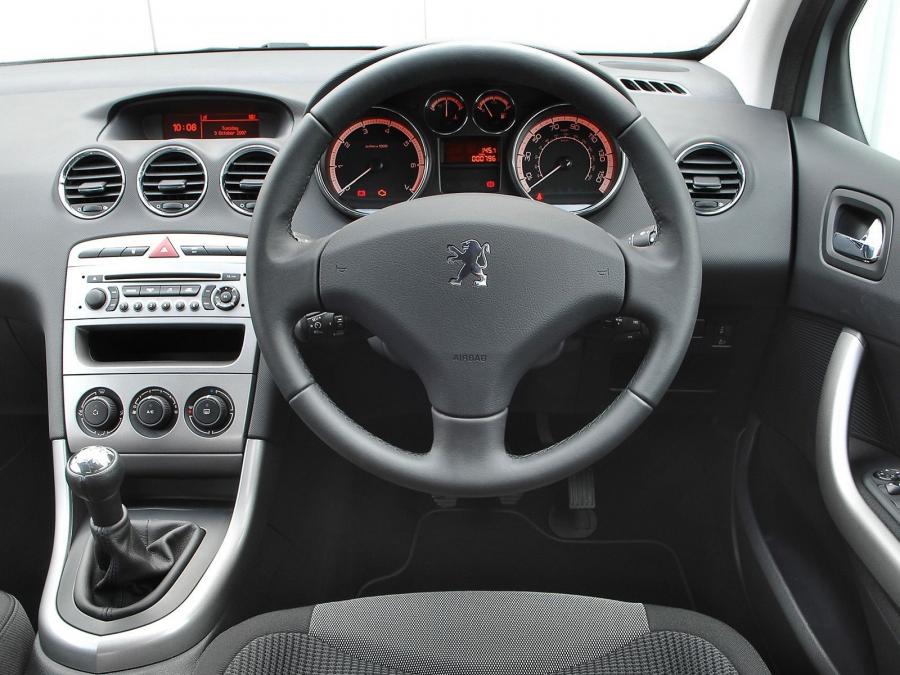  Peugeot 308 5-Door 2008 года  (UK) (фото 4 из 14)